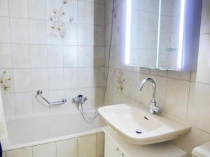 Bagno di Apartment Sapin Bleu 5 by Interhome
