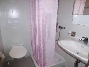 ein Badezimmer mit einem rosa Duschvorhang und einem Waschbecken in der Unterkunft Apartment al Ronchetto by Interhome in Carona