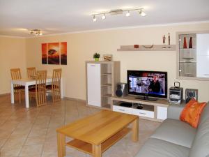 een woonkamer met een bank, een tv en een tafel bij Apartment Freisinger-1 by Interhome in Zachenberg +22 foto's