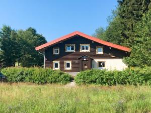 Bischofsreut的住宿－Holiday Home Kaiserhäusl by Interhome，一座大型木房子,设有红色屋顶