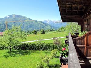 uma varanda de uma casa com vista para uma montanha em Holiday Home Marianne by Interhome em Reit im Winkl