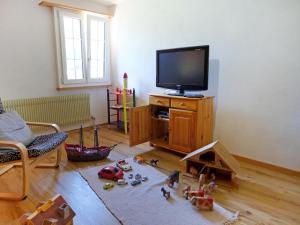 Μια τηλεόραση ή/και κέντρο ψυχαγωγίας στο Apartment Chalet Seeberg by Interhome