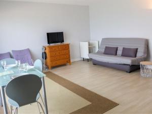 - un salon avec un canapé et une table dans l'établissement Apartment Isabelle-1 by Interhome, à Cabourg