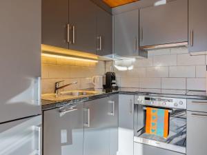 Apartment La Perouse D1-2 by Interhomeにあるキッチンまたは簡易キッチン