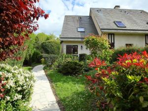 ヴィレ・シュル・メールにあるHoliday Home Le Pré Verger-1 by Interhomeの花の庭園と散歩道のある家
