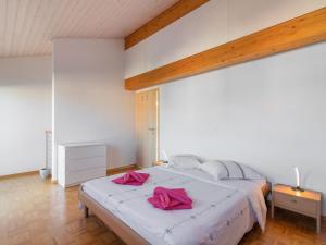 Voodi või voodid majutusasutuse Apartment La Perouse D1-2 by Interhome toas