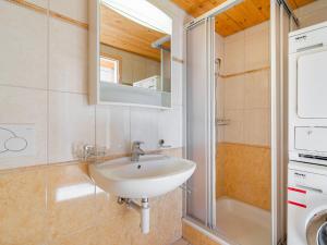 Vannituba majutusasutuses Apartment La Perouse D1-2 by Interhome