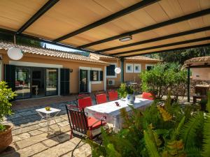 Restoran atau tempat lain untuk makan di Holiday Home S'Hort des Verger by Interhome