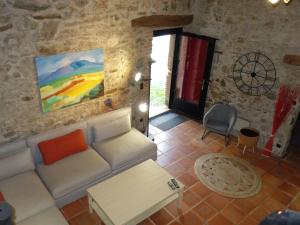 Tordères的住宿－Holiday Home Oleander by Interhome，客厅配有白色沙发和绘画作品