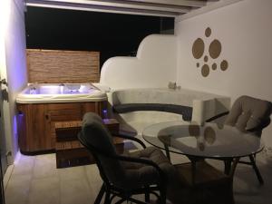 Valena Mare Suites & Apartments的休息区