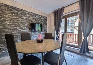 a table with a vase on it in a dining room at Vall d'Incles TOP NATURE, A13, HUT 5836 in Canillo