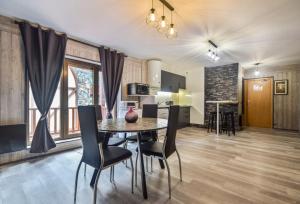 a dining room and kitchen with a table and chairs at Vall d'Incles TOP NATURE, A13, HUT 5836 in Canillo