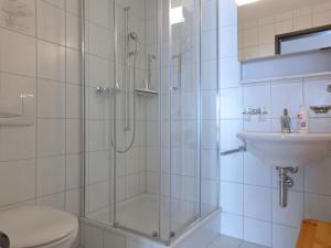 y baño con ducha, aseo y lavamanos. en Apartment Rose Studio Y by Interhome, en Wengen