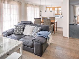ein Wohnzimmer mit einem Sofa und einem Esszimmer in der Unterkunft Apartment Chalet Smaragd-1 by Interhome in Grindelwald