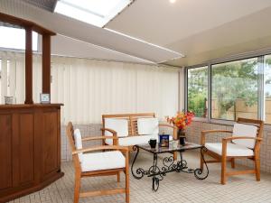 プレランにあるHoliday Home Manas 22 - PLX108 by Interhomeの椅子とテーブル、窓が備わる客室です。