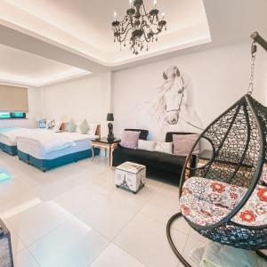 een kamer met een bed en een paard aan de muur bij 宜蘭馬堡莊園10-28人包棟民宿 in Shangwu
