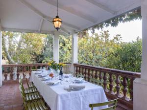 Le RacouにあるHoliday Home Villa Jaume by Interhomeの白いテーブルクロス付きのポーチのダイニングテーブル