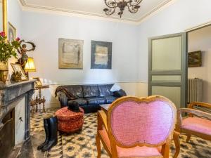 Le RacouにあるHoliday Home Villa Jaume by Interhomeのソファと椅子のあるリビングルーム