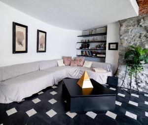 un soggiorno con divano e tavolo di La Casa del Gigante Luxury Collection a Monterosso al Mare