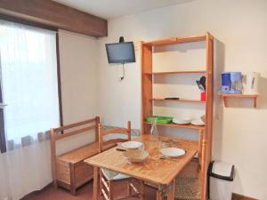 comedor con mesa y estante en Apartment L'Astragale-1 by Interhome en Les Menuires