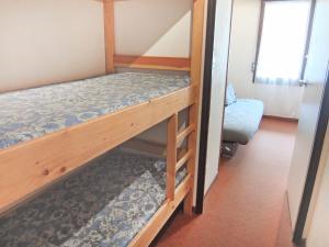 レ・メニュアールにあるApartment L'Astragale-1 by Interhomeの二段ベッド2組が備わる客室です。