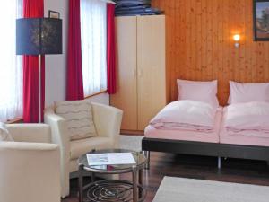 Postel nebo postele na pokoji v ubytování Apartment Chalet Bärgsunna-2 by Interhome