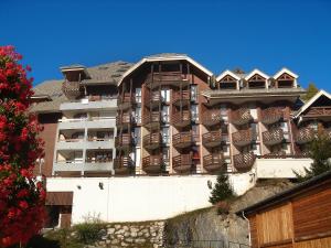 un edificio con balcones en un lateral de una montaña en Apartment La Grande Chaume by Interhome, en Les Deux Alpes