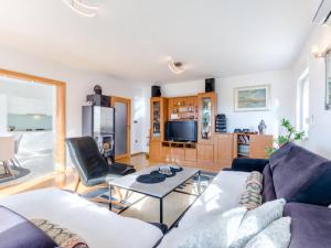 TV a/nebo společenská místnost v ubytování Holiday Home Queen Ahn by Interhome