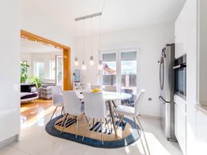 TV a/nebo společenská místnost v ubytování Holiday Home Queen Ahn by Interhome