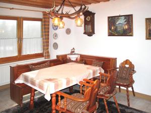 comedor con mesa y sillas en Holiday Home Paula by Interhome, en Bayerisch Eisenstein