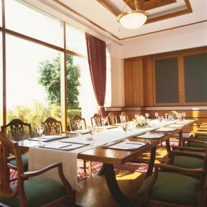 纳瑞曼区三叉酒店 餐厅或其他用餐的地方