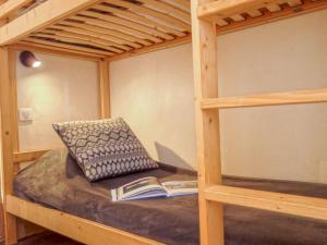 um quarto com um beliche e um livro em Apartment Le Pramecou-5 by Interhome em Tignes