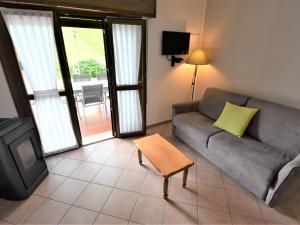 Una sala de estar con un sofá y un televisor. en Holiday Home Villa Lackas-1 by Interhome, en Crone 17 fotos más
