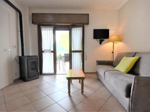 Una sala de estar con un sofá y una chimenea. en Holiday Home Villa Lackas-1 by Interhome, en Crone