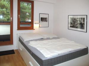 Bett in einem Zimmer mit Fenster in der Unterkunft Apartment Strandvilla - LUB111 by Interhome in Lubmin