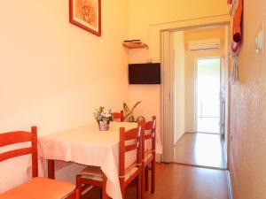 Televízia a/alebo spoločenská miestnosť v ubytovaní Apartment Dalibor-2 by Interhome