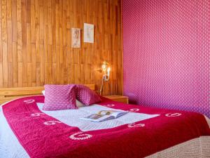 ein Schlafzimmer mit einem rosa Bett mit einer roten Decke in der Unterkunft Apartment Les Moutières B1 et B2 - Val Claret-18 by Interhome in Tignes