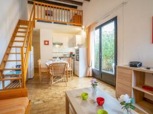 uma sala de estar com uma mesa e uma cozinha em Holiday Home Les Maisons de la Plage-8 by Interhome em Le Grau-du-Roi