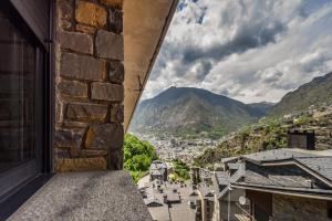 una ventana de un edificio con vistas a la ciudad en Encantador Atico cerca de Caldea HUT 6793, en Escaldes-Engordany