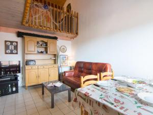 un soggiorno con tavolo e divano in pelle di Apartment Le Gallia by Interhome a Capbreton Altre 18 foto