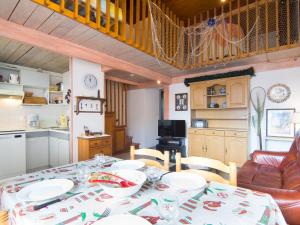 una sala da pranzo con tavolo e piatti di Apartment Le Gallia by Interhome a Capbreton