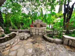 Vonkajšia záhrada v ubytovaní Holiday Home Podcempres by Interhome + 22 fotografií