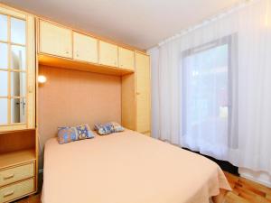 1 dormitorio con cama y ventana en Apartment Le Centaure by Interhome, en Cap d'Agde