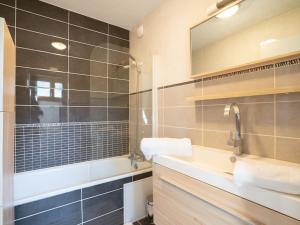 瓦托倫斯的住宿－Apartment Le Lac Blanc-3 by Interhome，一间带水槽、浴缸和镜子的浴室