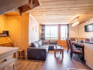 Μια τηλεόραση ή/και κέντρο ψυχαγωγίας στο Apartment Lac Blanc 704 by Interhome