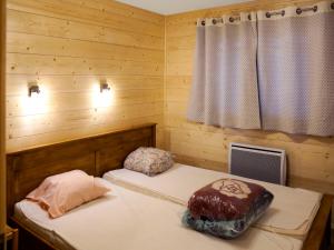 シャテルにあるApartment Le Petit Savoyard - CHL404 by Interhomeの木製の部屋にベッド2台が備わるベッドルーム1室