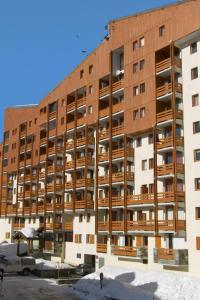 duży ceglany budynek z mnóstwem balkonów w obiekcie Apartment Les Lauzières-9 by Interhome w Val Thorens