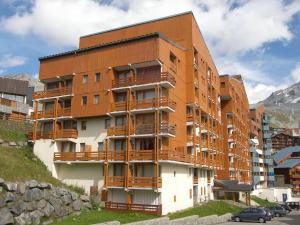 budynek z drewnianymi balkonami na boku w obiekcie Apartment Les Lauzières-9 by Interhome w Val Thorens