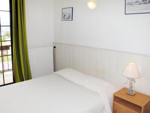 En eller flere senge i et værelse på Apartment L'Aghja Nova - GAL106 by Interhome