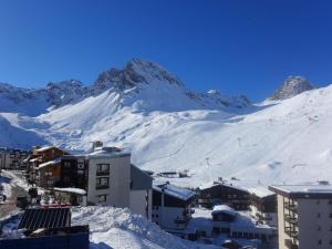 een uitzicht op een besneeuwde berg met een stad en gebouwen bij Apartment Le Curling B - Val Claret-27 by Interhome in Tignes